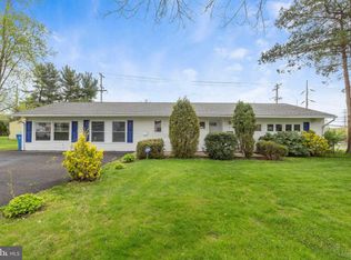 2 Gable Hill Rd, Levittown, PA 19057