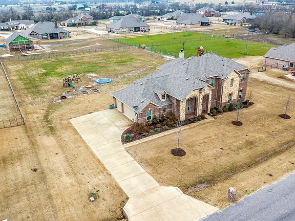 2nd image of 2825 Oakwood Dr