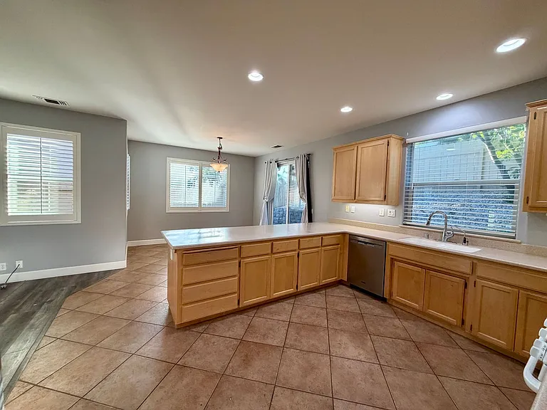 904 Larable Ct — Photo 9