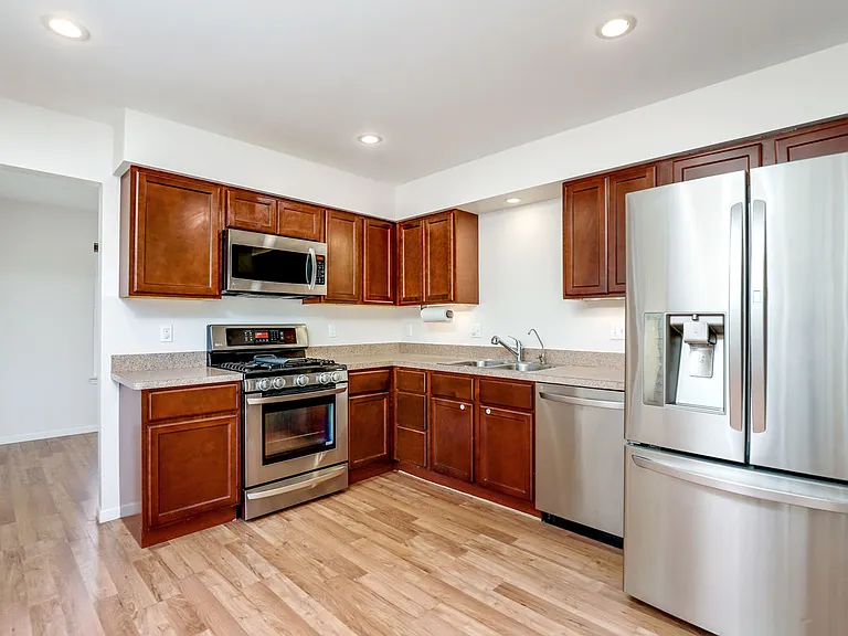 2434 Pinecrest Ave — Photo 2