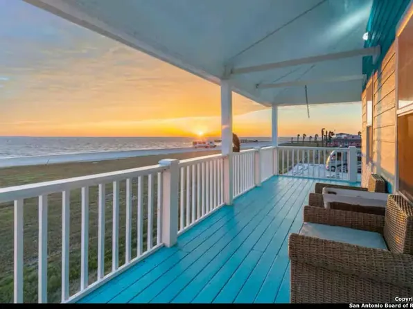 1065 N Ocean Dr, Port LaVaca, TX 77979