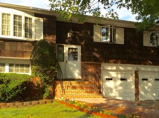 271 Manetto Hill Rd, Plainview, NY 11803