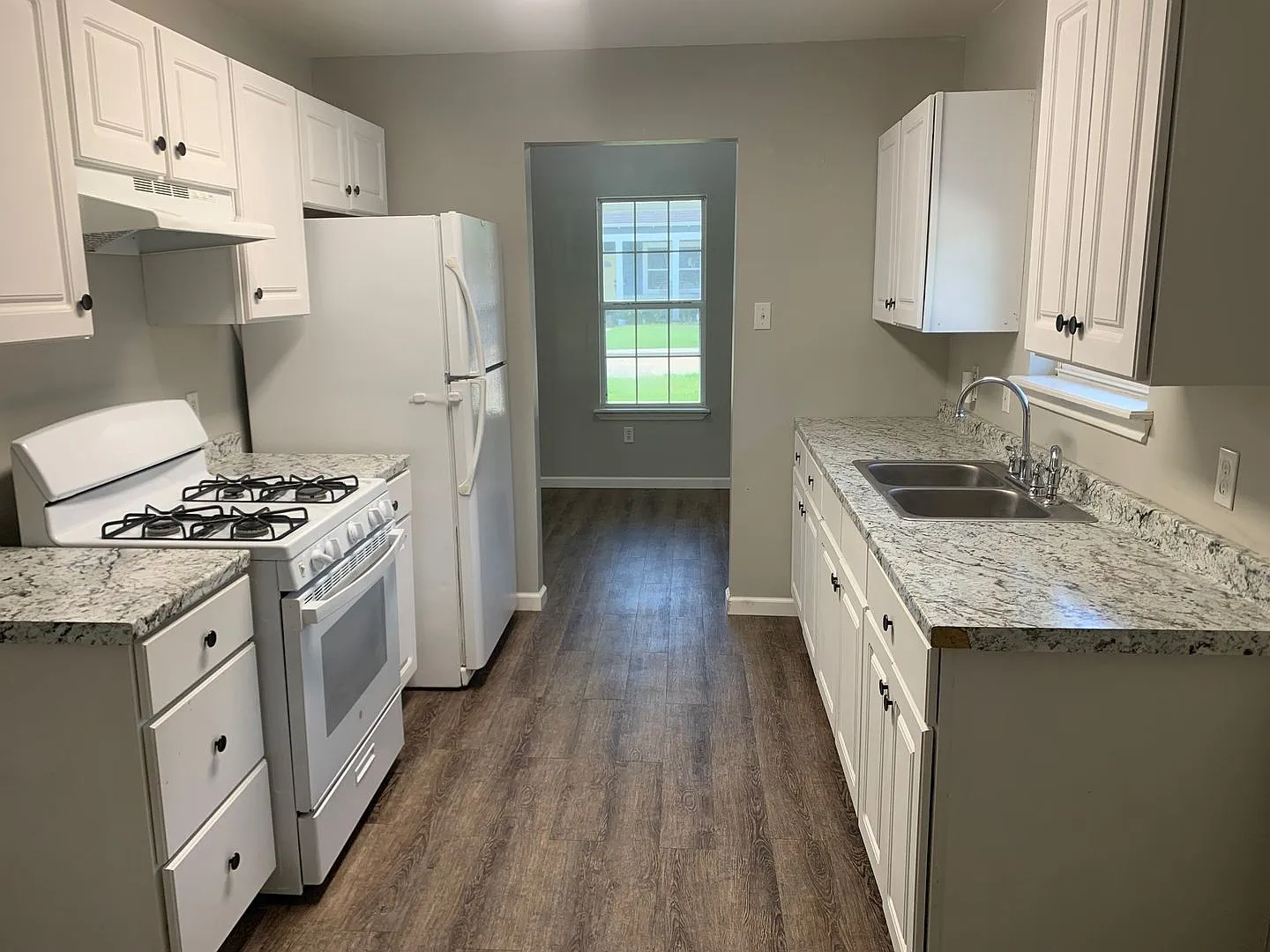 Charming 2 Bedroom 1 Bath Home with Fenced Yard in Downtown Lake Charles - Pet Friendly! — Photo 3