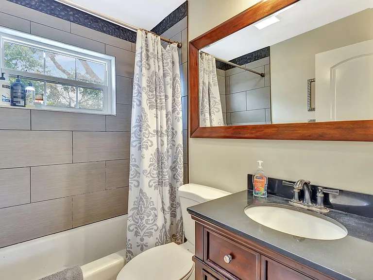 227 NE 12th St #1 — Photo 9