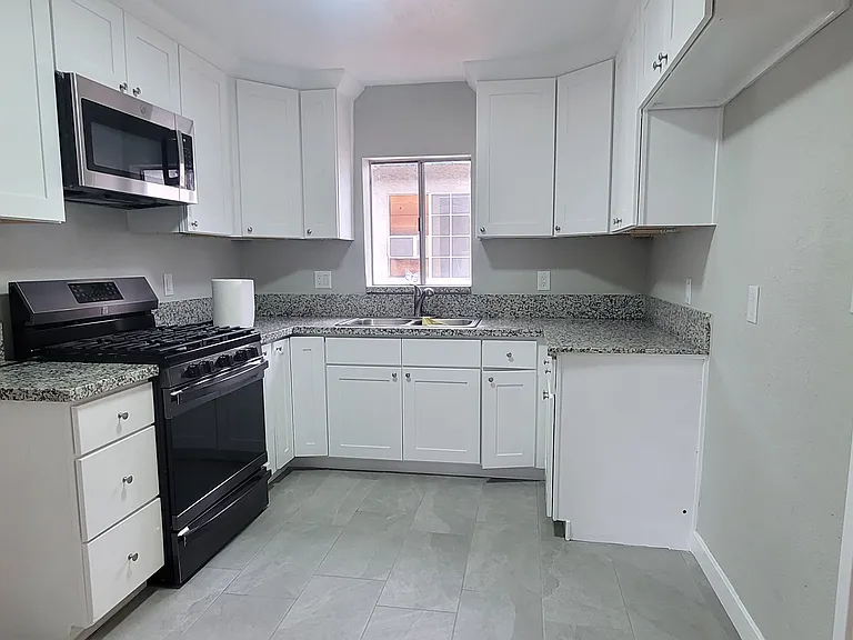 1130 Hollister St — Photo 4