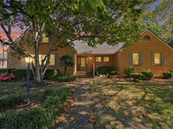6820 Woodridge Dr, Norfolk, VA 23518