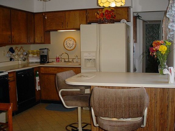 Kitchen with breakfast bar