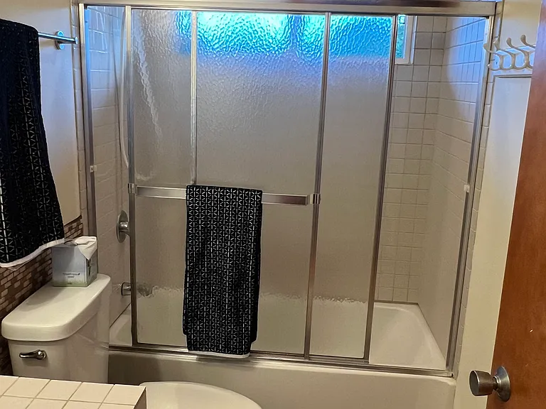 2nd Bathroom with tub/shower combo