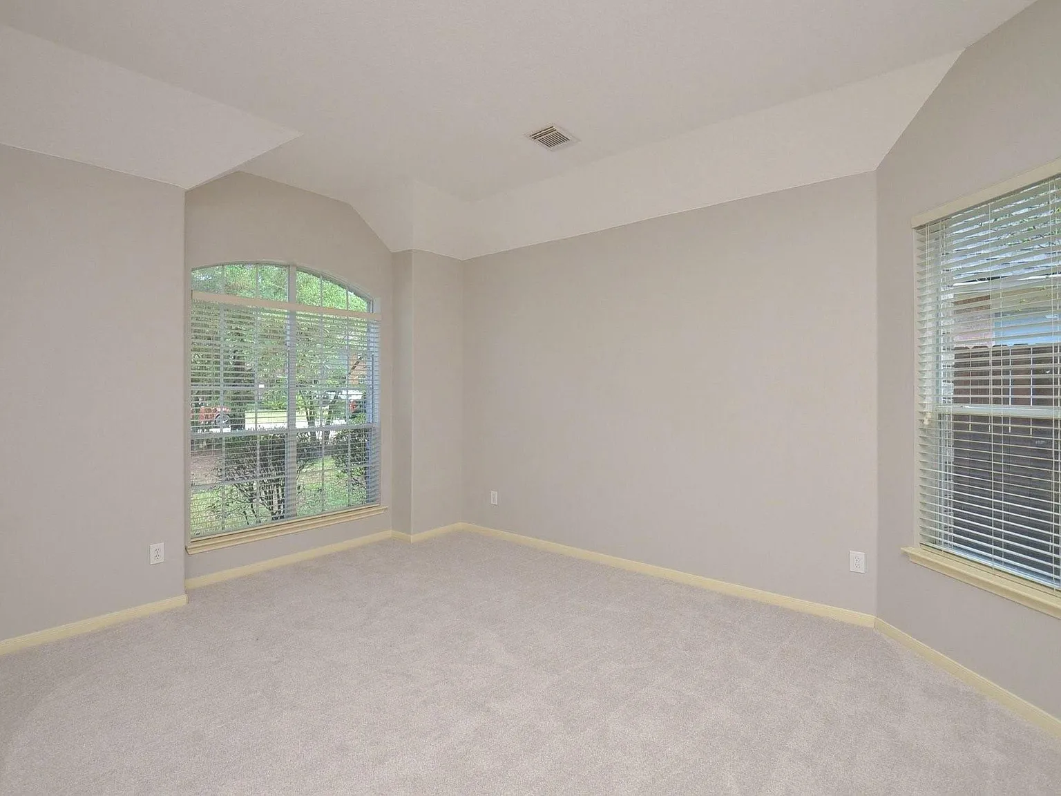 3 bed, 2.0 bath, 2375 sqft, $3,000 — Photo 4