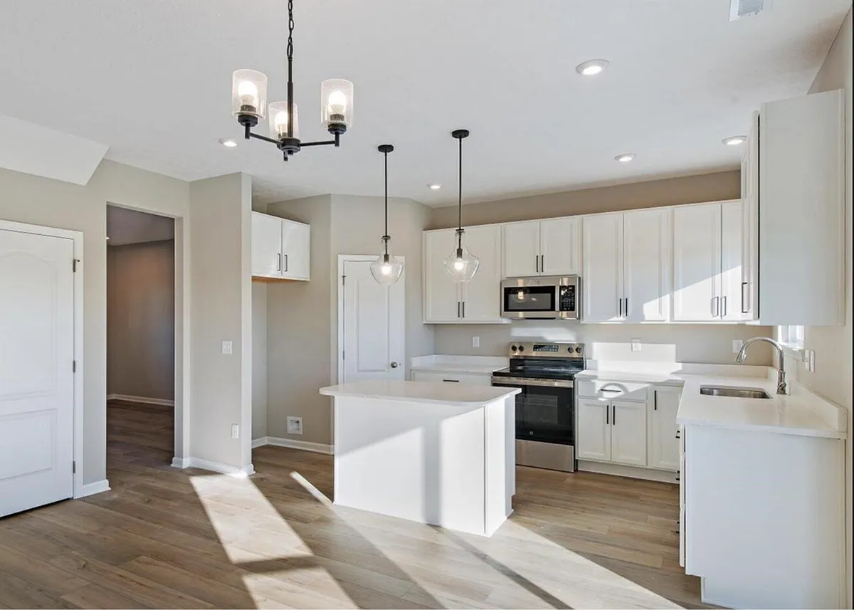Kitchen - 7091 Discovery Point Dr