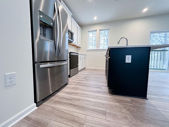 4th image of 326 Bay St