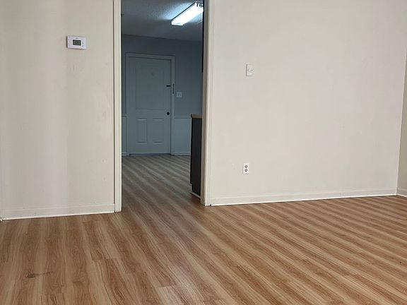 5th image of 106 Vaucluse Dr APT 1