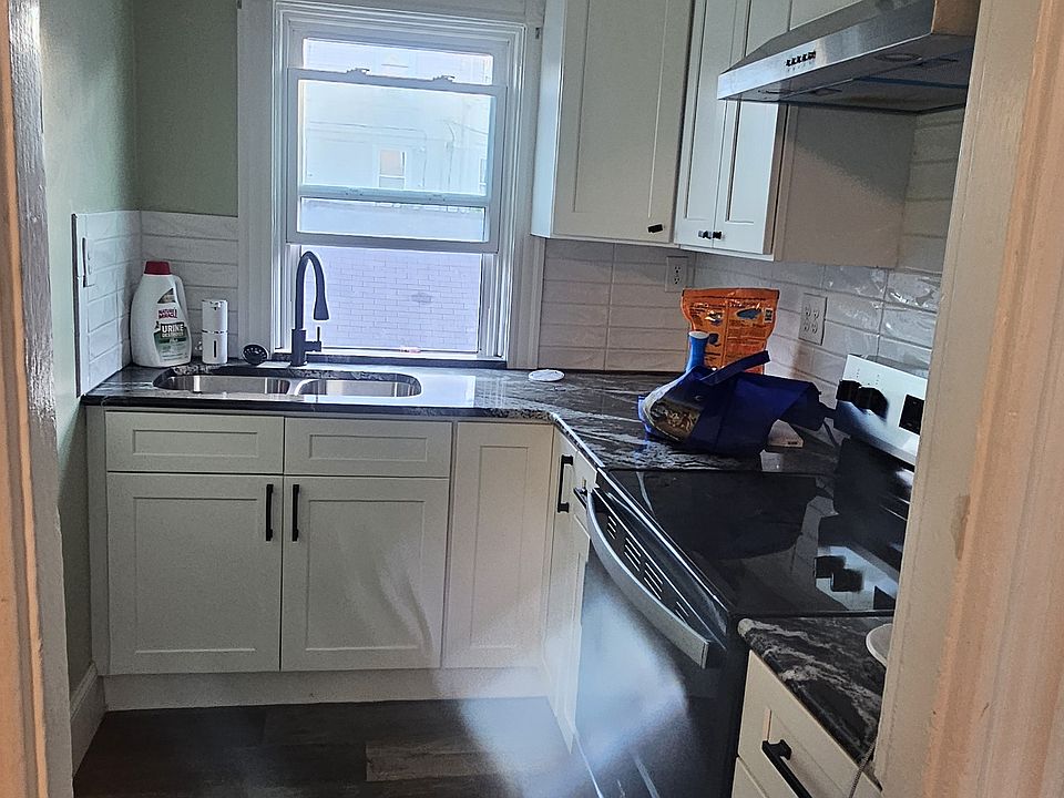 1st image of 838-844 Lonsdale Ave #3