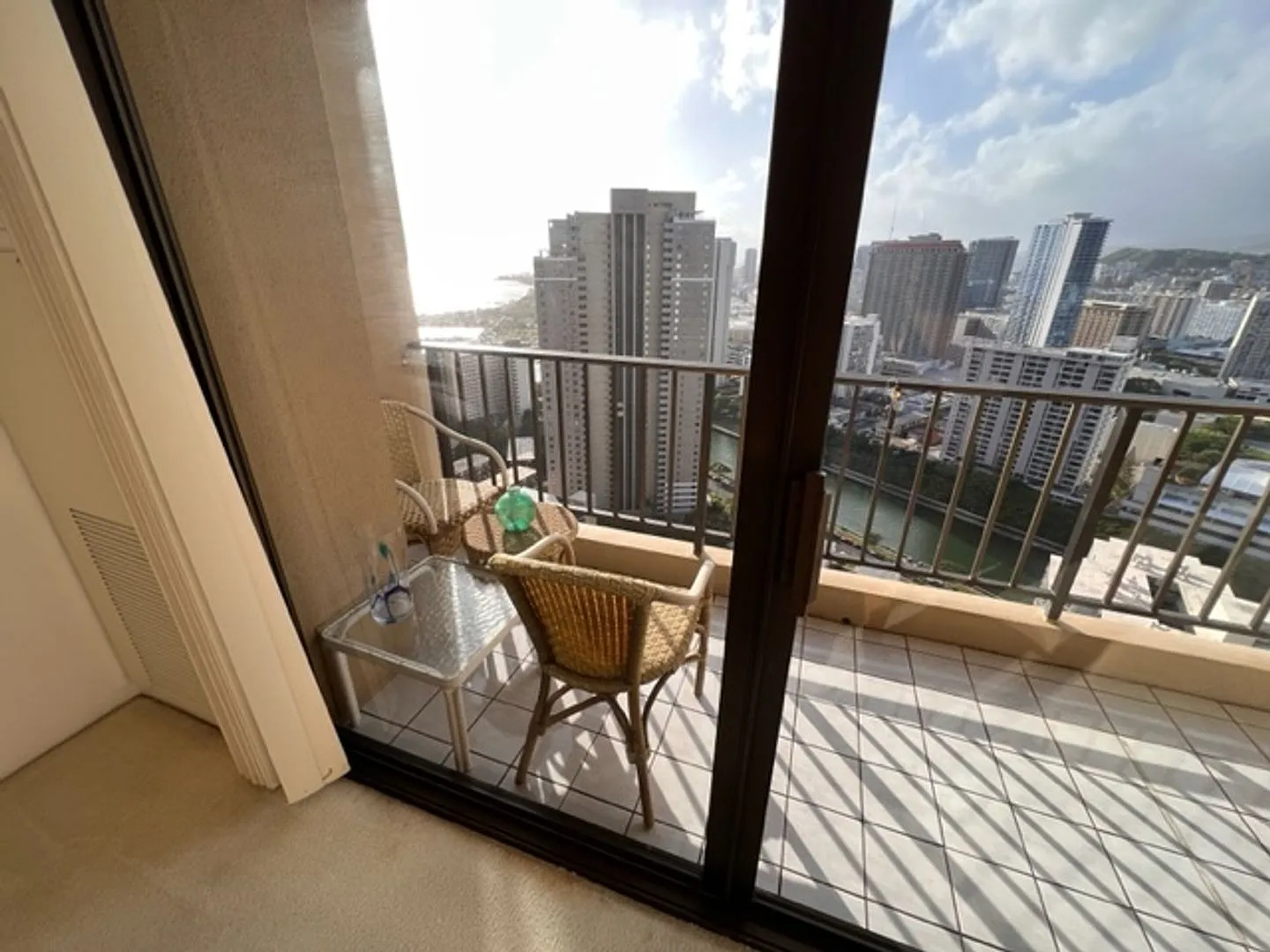 411 Hobron Lane #3704 High-Floor Waikiki Rental — Photo 3