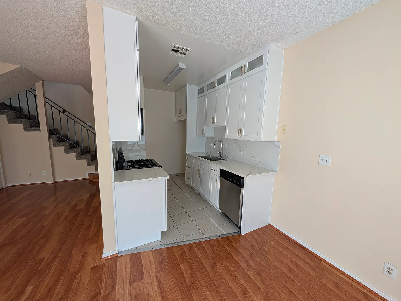 2 bed, 1.5 bath, 1050 sqft, $2,450 — Photo 2