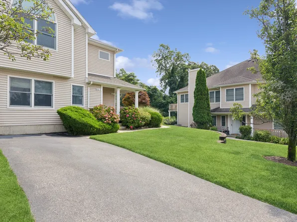 601 Willow Pond Dr, Riverhead, NY 11901