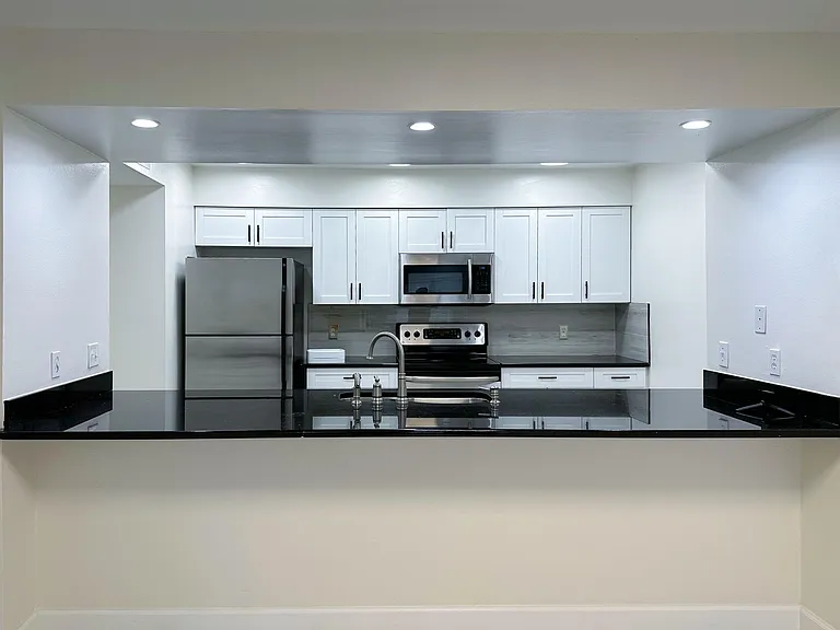 2530 W Maryland Ave #B — Photo 11