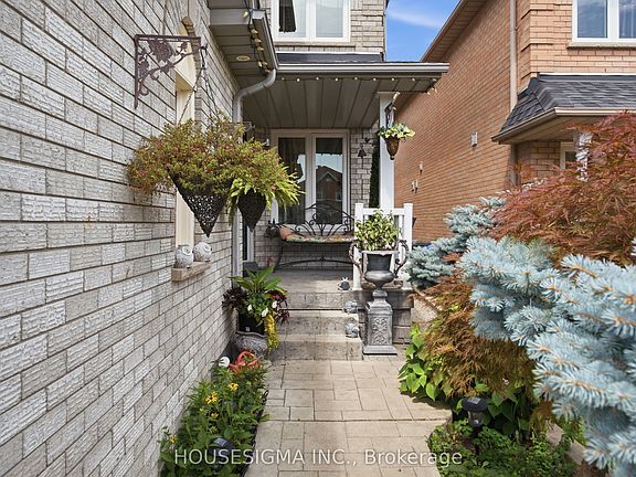 3rd image of 902 Applecroft Cir