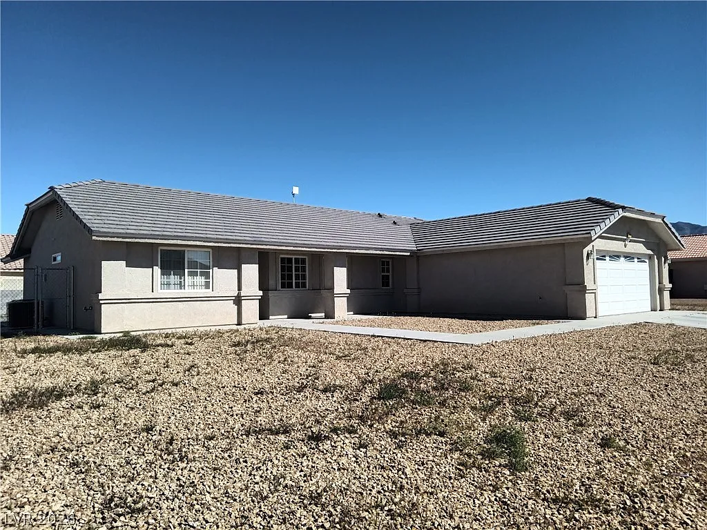 3 bed, 2.0 bath, 1636 sqft, $1,800 — Photo 2