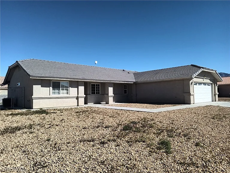 546 Elsie Ln — Photo 2