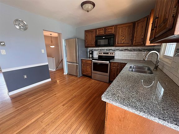 3rd image of 2260 W Mountain Ave