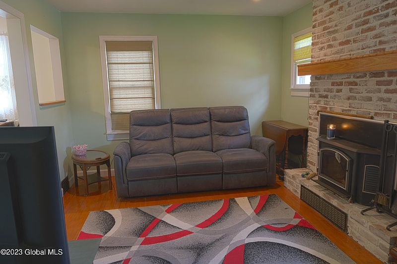 4th image of 24 Grove Avenue