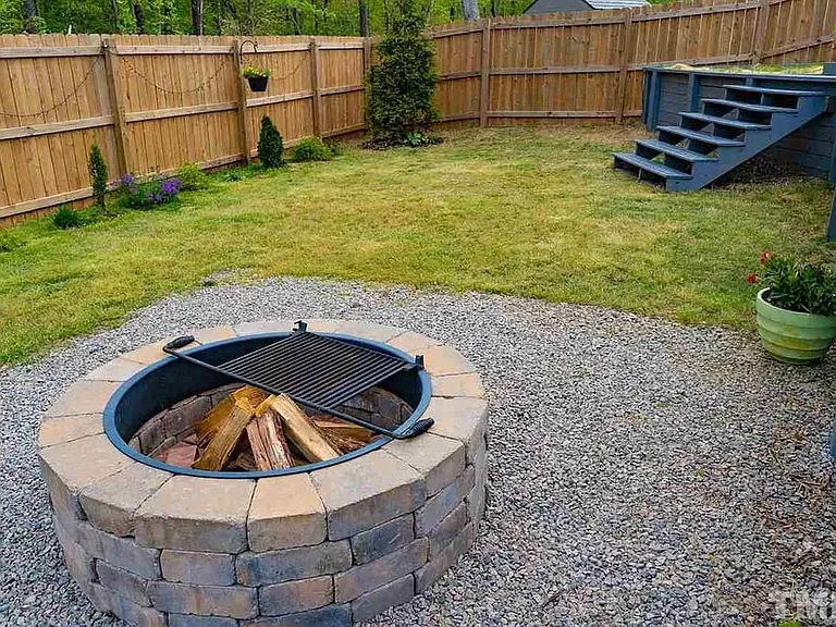 1004 Archer Ln — Photo 4