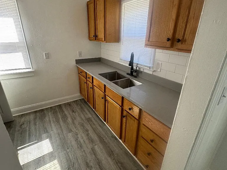 1807 E Walnut St — Photo 2