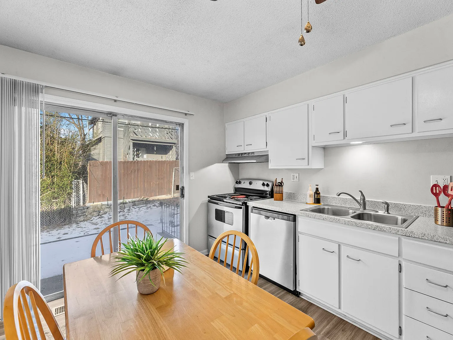 3 bed, 1.5 bath, 1287 sqft, $2,700 — Photo 4