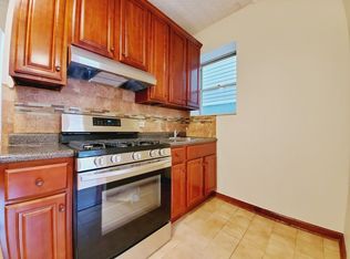 571 39th St #1F, Brooklyn, NY 11232