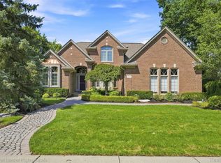 3751 Lake Forest Dr, Sterling Heights, MI 48314
