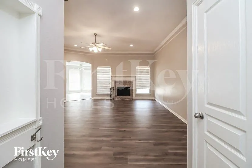 4 bed, 2.0 bath, 1966 sqft, $2,300 — Photo 2
