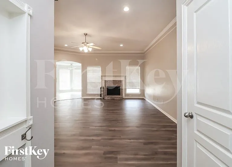 911 Joshua Dr — Photo 2