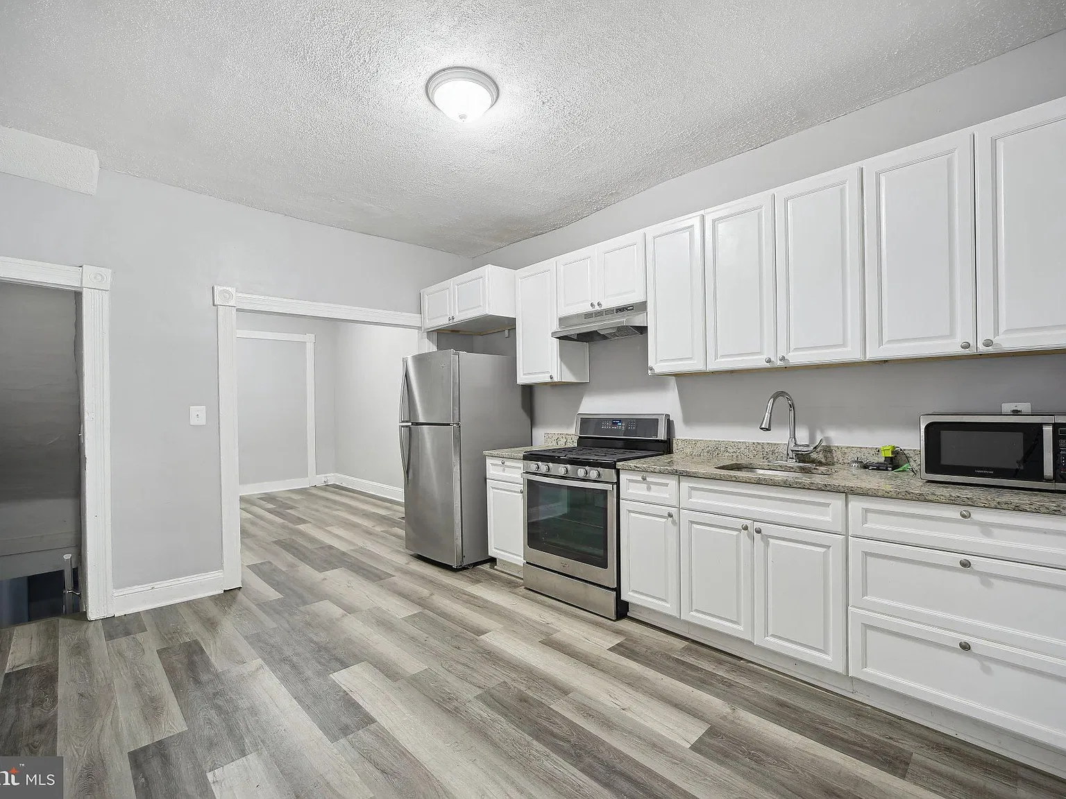 3 bed, 1.0 bath, 1206 sqft, $1,725 — Photo 3