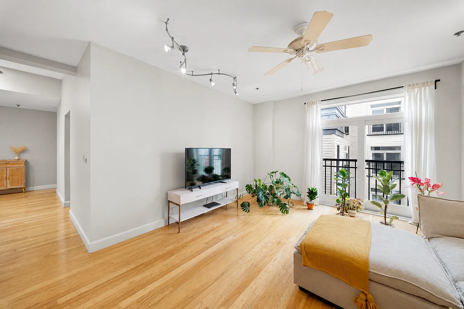 2 bed, 1.5 bath, 1176 sqft, $3,600 — Photo 4