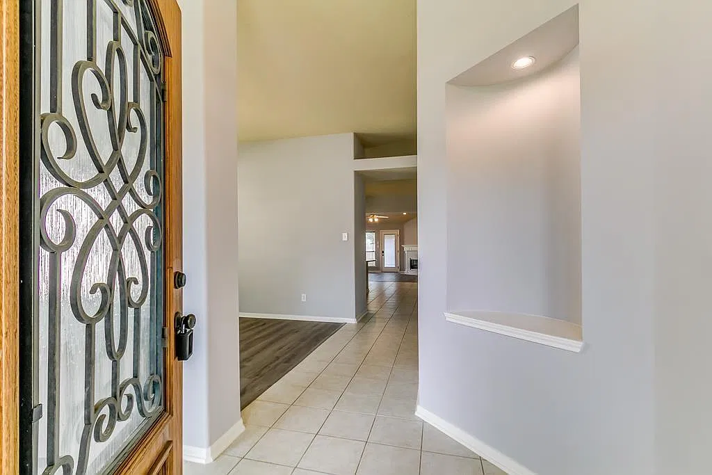 3 bed, 2.0 bath, 2011 sqft, $2,200 — Photo 4