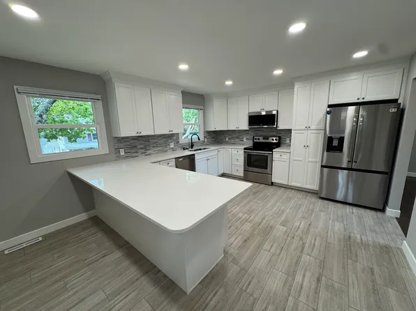 10 N High St, Deerfield, WI 53531