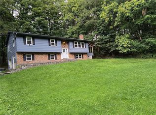 371 Rossway Rd, Pleasant Valley, NY 12569