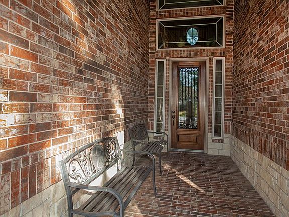3rd image of 10 Veilwood Cir