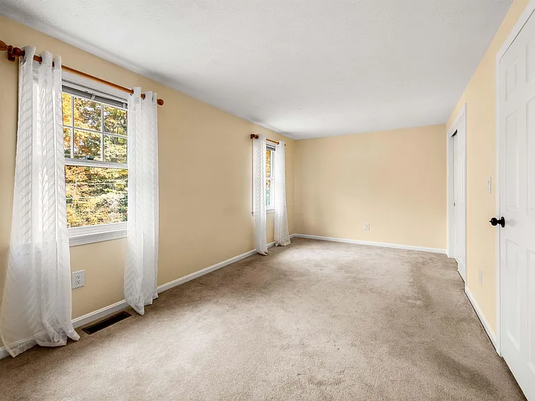 27 Glastonbury Dr — Photo 11