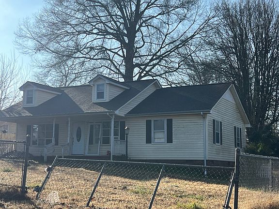 3rd image of 608 E Lee Ave