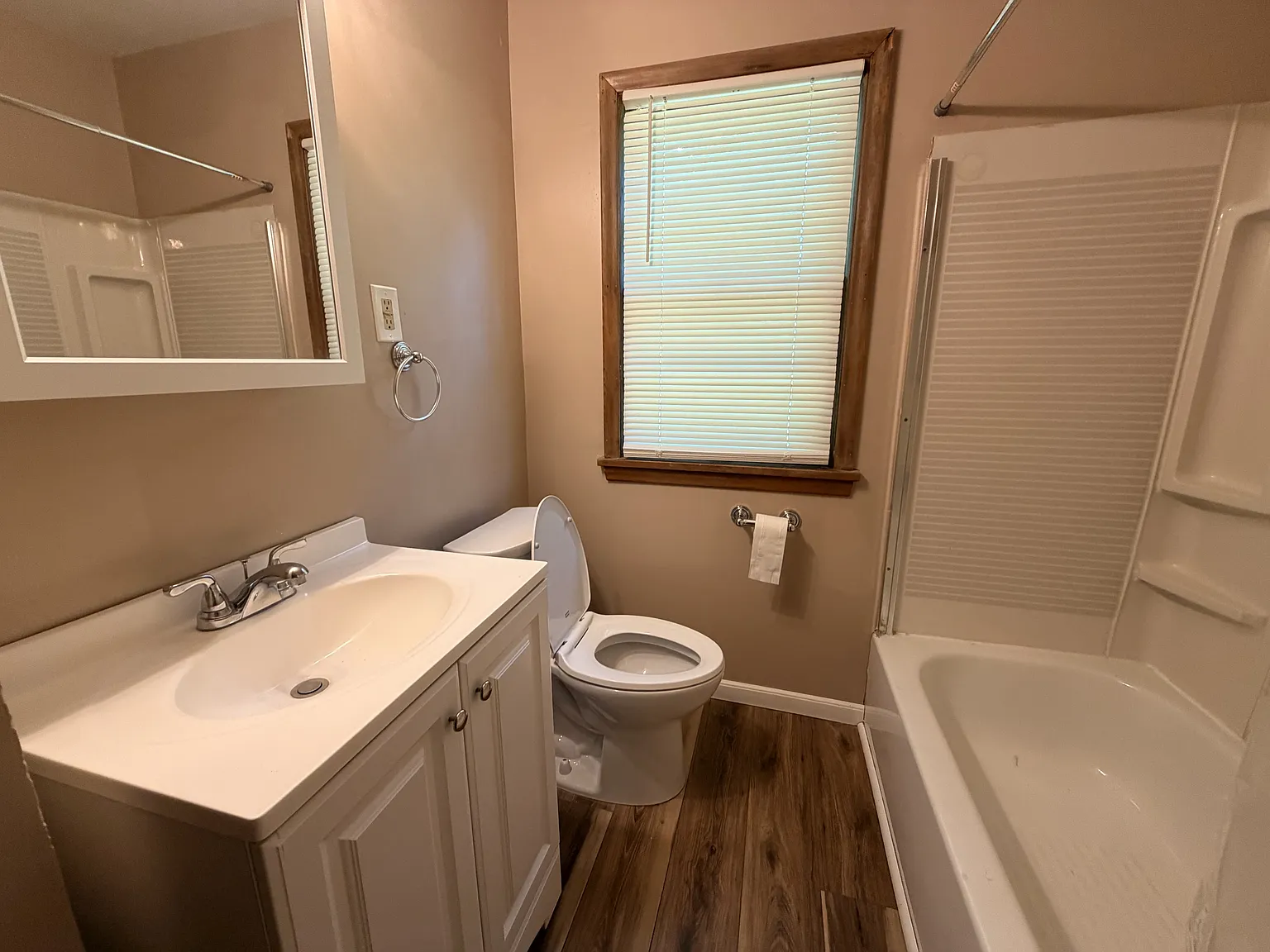 4010 Newport - 4010 Newport — Photo 4