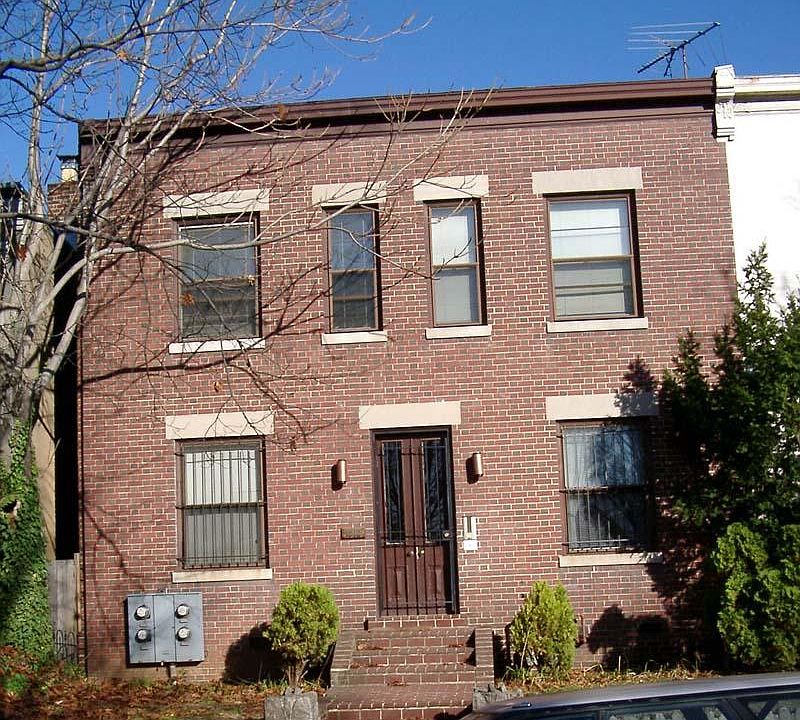 2nd image of 1216 D St SE APT 1