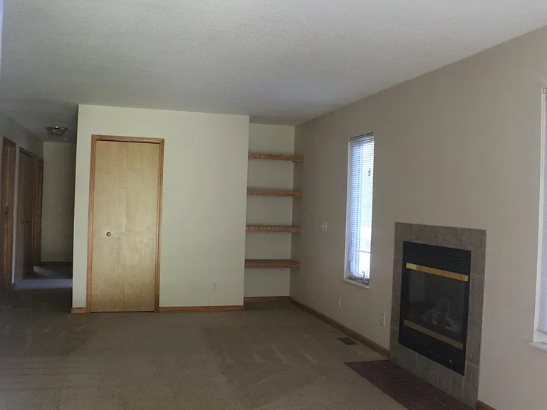 4805 Russell St — Photo 7