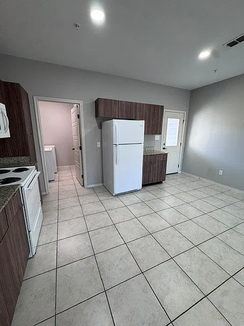 2 bed, 1.5 bath, 1089 sqft, $950 — Photo 4