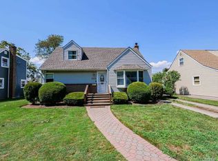 922 Smith St, Uniondale, NY 11553