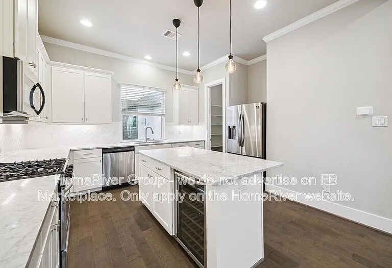 910 W 35th St #C — Photo 2