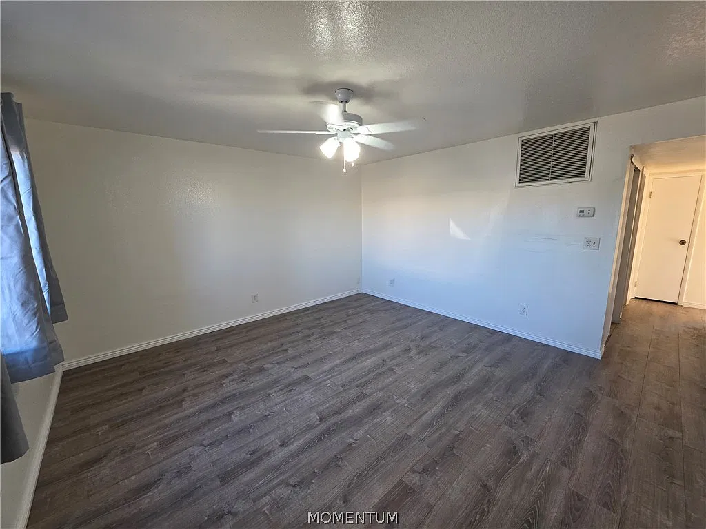 2 bed, 1.0 bath, 2976 sqft, $900 — Photo 4