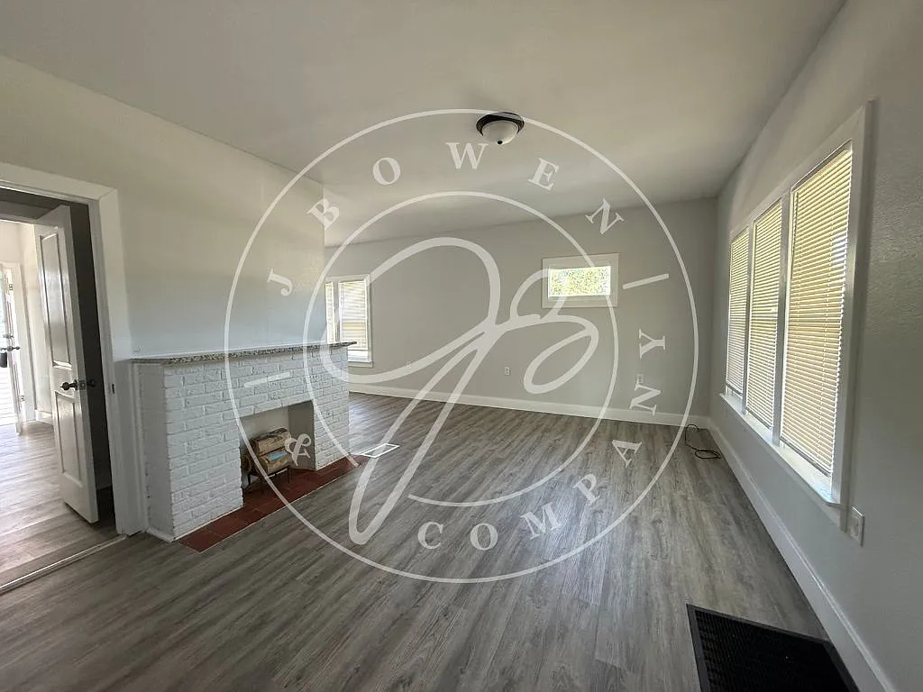 3 bed, 1.0 bath, $1,095 — Photo 3