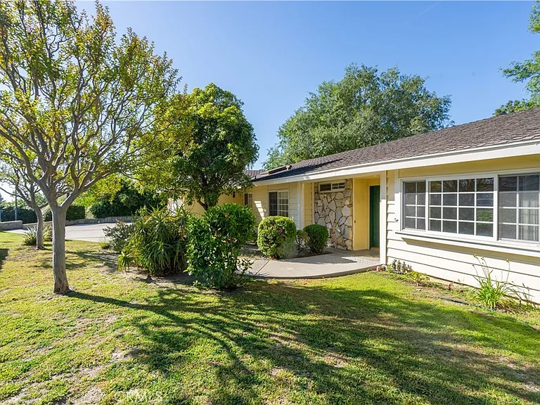 11761 Encino Ave — Photo 2